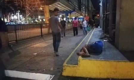 un nino duerme en la calle abrazado a su perro y su triste imagen se hizo viral un nino duerme en la calle abrazado a su perro y su triste imagen se hizo viral