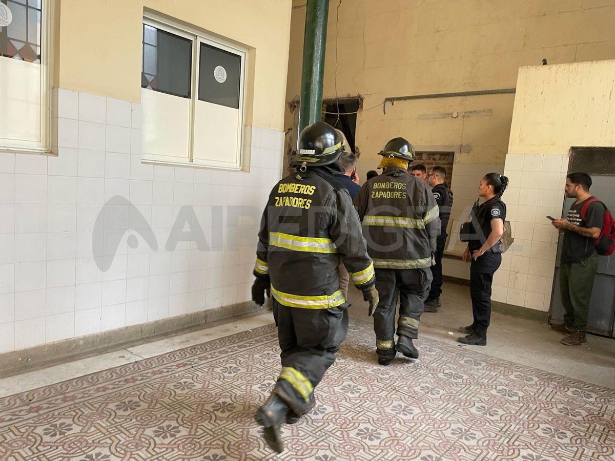 Policía y bomberos trabajaron en el derrumbe del hospital Cullen.