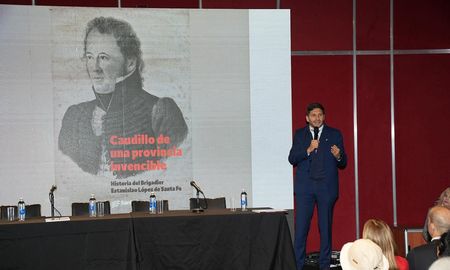 El gobernador de Santa Fe participó en Buenos Aires de la presentación de “Caudillo de una provincia invencible”, una biografía sobre el Brigadier Estanislao López editada por el Ministerio de Cultura provincial. El gobernador de Santa Fe participó en Buenos Aires de la presentación de “Caudillo de una provincia invencible”, una biografía sobre el Brigadier Estanislao López editada por el Ministerio de Cultura provincial.