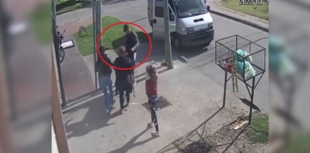 Video: cuatro personas robaron una parrilla de un comercio a plena luz del día