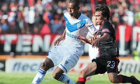 Colón no vence a Vélez como local desde el año 2013. En aquella oportunidad fue victoria por 2 a 1 con goles de Bruno Urribarri y Facundo Curuchet. Ezequiel Rescaldani marcó el tanto de la v azulada Colón no vence a Vélez como local desde el año 2013. En aquella oportunidad fue victoria por 2 a 1 con goles de Bruno Urribarri y Facundo Curuchet. Ezequiel Rescaldani marcó el tanto de la v azulada