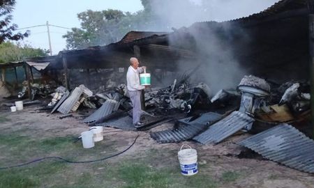 Incendio en una guardería de lanchas en Santa Rosa de Calchines Incendio en una guardería de lanchas en Santa Rosa de Calchines