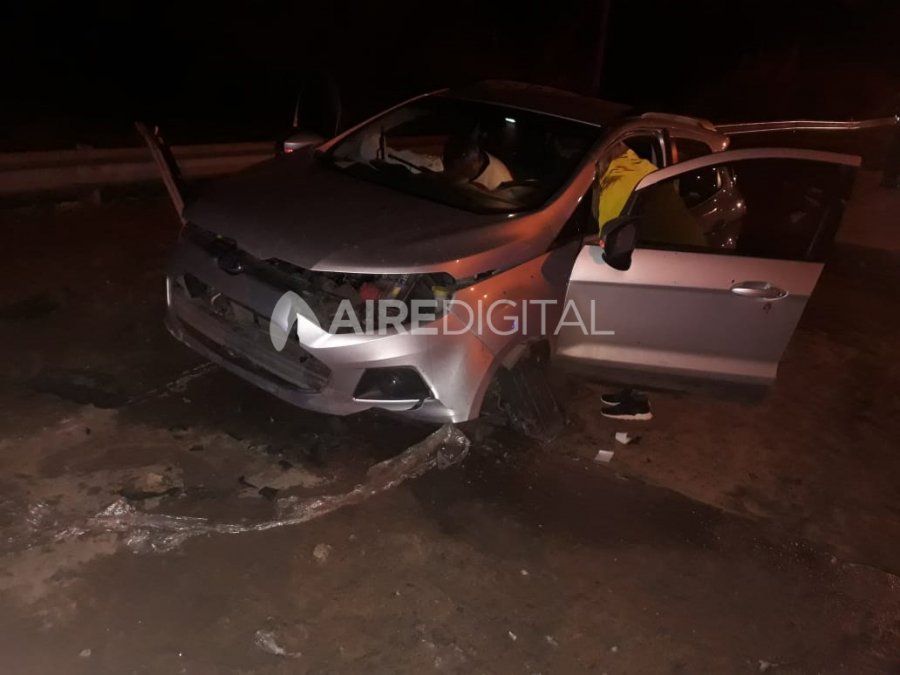 Una camioneta terminó dentro de un gran bache