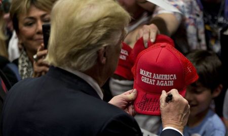 Trump lanzó una nueva edición de las gorras rojas para recaudar fondos. Trump lanzó una nueva edición de las gorras rojas para recaudar fondos.