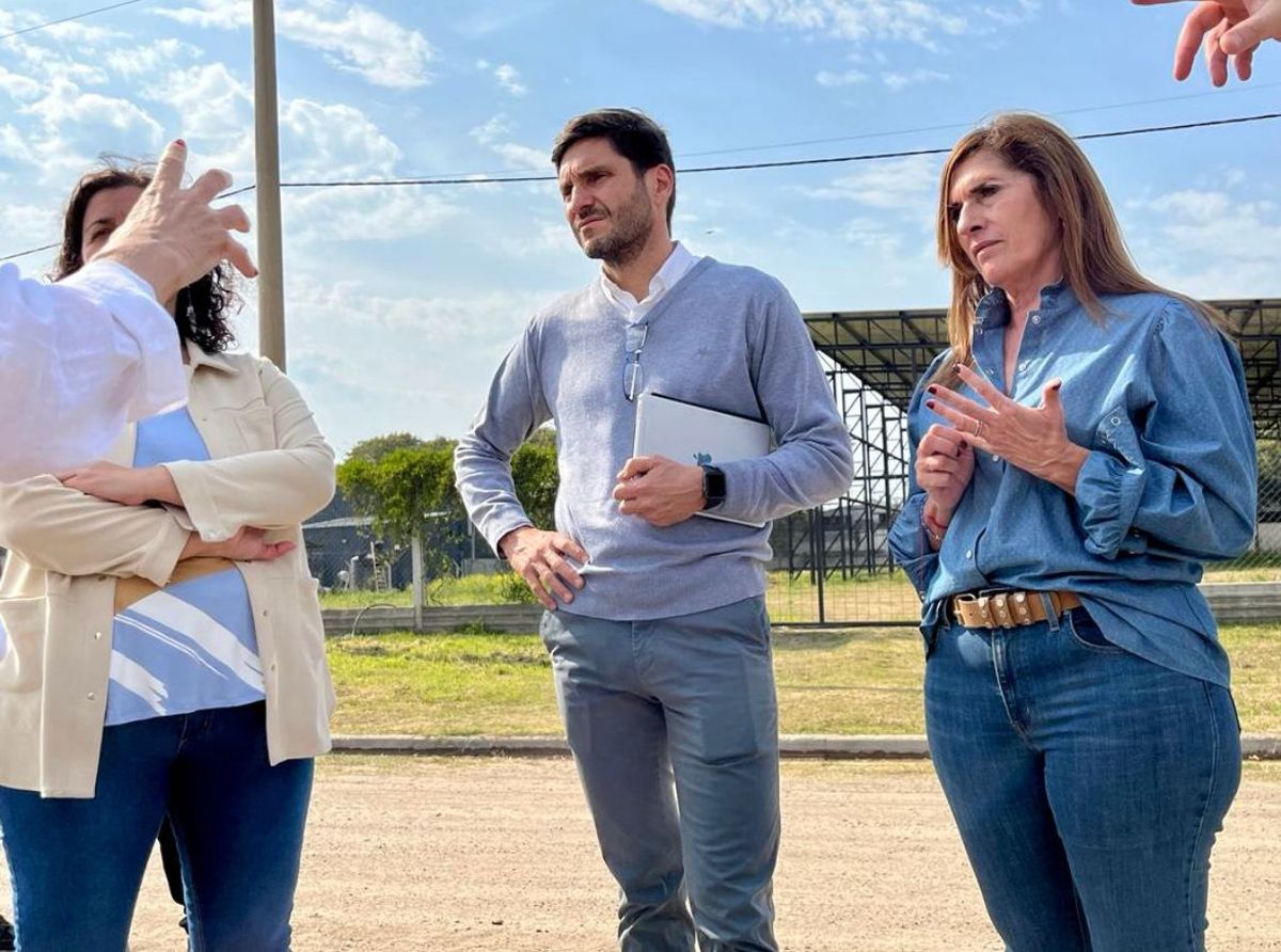 El diputado Maximiliano Pullaro y la concejala Adriana Molina encabezaron una recorrida por el &aacute;rea industrial de Los Pol&iacute;gonos.