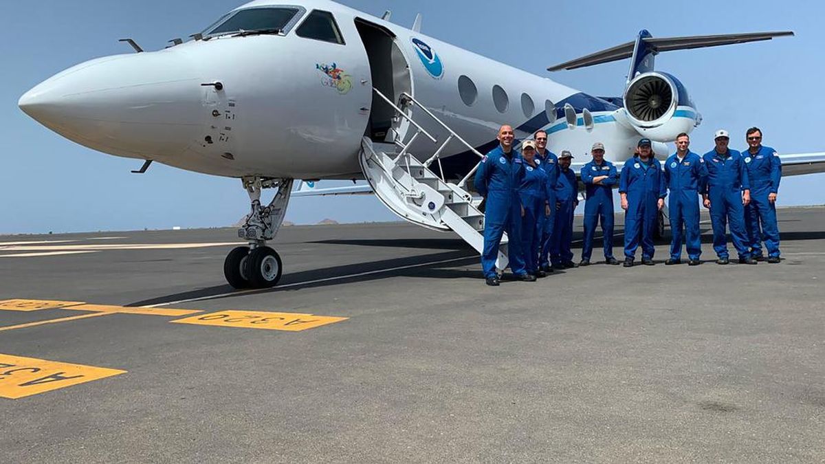 El Gulfstream IV se complementa con el Orion, ya que mientras este último entra en el huracán, el birreactor vuela más alto, más rápido y a mayor distancia, haciéndolo sobre los bordes superiores del mismo. De este modo, brinda una imagen precisa y detallada de la parte alta de la atmósfera que rodea al fenómeno que se esté estudiando. El Gulfstream IV se complementa con el Orion, ya que mientras este último entra en el huracán, el birreactor vuela más alto, más rápido y a mayor distancia, haciéndolo sobre los bordes superiores del mismo. De este modo, brinda una imagen precisa y detallada de la parte alta de la atmósfera que rodea al fenómeno que se esté estudiando.