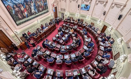 La Convención del 25 designó a Miguel Lifschitz como presidente honorario de la sesión. La Convención del 25 designó a Miguel Lifschitz como presidente honorario de la sesión.