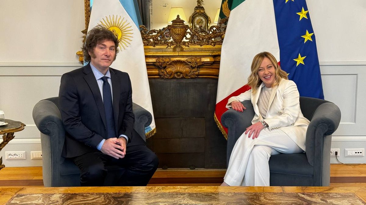 Fátima Flórez habría estado celosa de la relación entre Javier Milei y Georgia Meloni. Fátima Flórez habría estado celosa de la relación entre Javier Milei y Georgia Meloni.