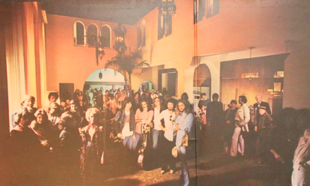 La foto de la portada tiene como protagonista al Beverly Hills Hotel, llamado también el Palacio Rosa, pero la foto del interior está realizada en el Lido, en Hollywood. La foto de la portada tiene como protagonista al Beverly Hills Hotel, llamado también el Palacio Rosa, pero la foto del interior está realizada en el Lido, en Hollywood.