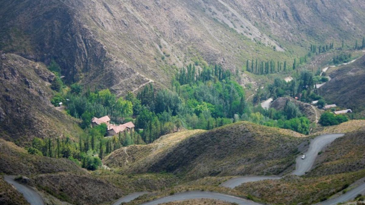El Camino de las 365 Curvas ofrece vistas espectaculares de la precordillera mendocina y la Reserva Villavicencio. El Camino de las 365 Curvas ofrece vistas espectaculares de la precordillera mendocina y la Reserva Villavicencio.