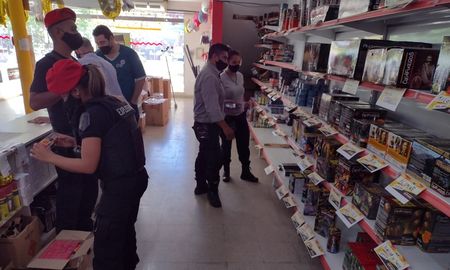Personal del área de Controles Especiales de la Secretaría de Control y Convivencia Ciudadana municipal concretó un operativo en un local comercial ubicado en avenida Blas Parera al 6700 Personal del área de Controles Especiales de la Secretaría de Control y Convivencia Ciudadana municipal concretó un operativo en un local comercial ubicado en avenida Blas Parera al 6700