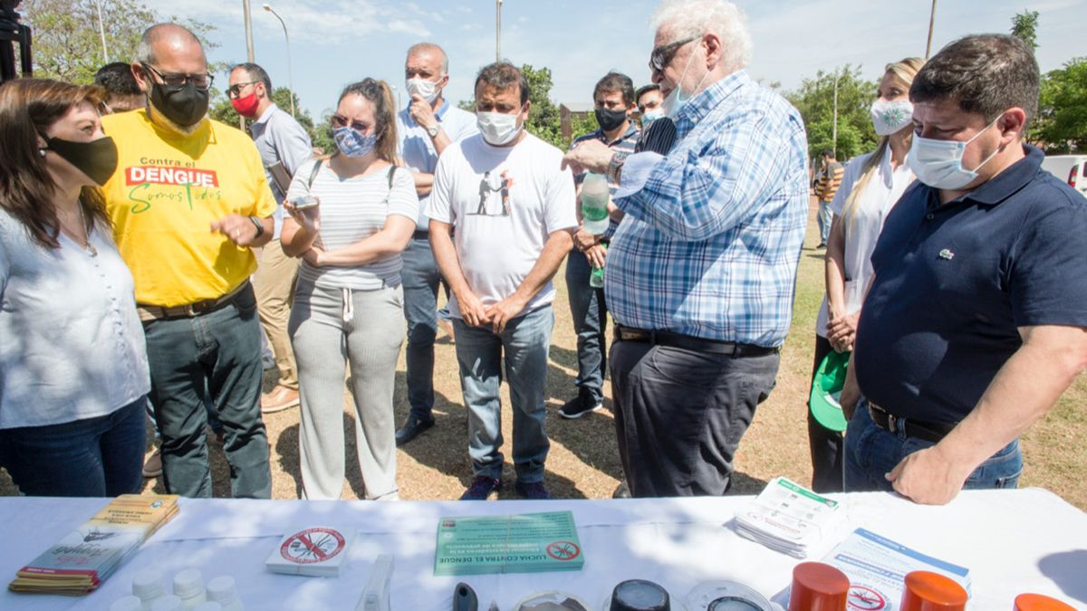 El ministro de Salud de la Nación, Ginés González García, y el gobernador de Misiones, Oscar Herrera Ahuad, lanzaron en la ciudad de Posadas la campaña nacional para el abordaje integral del dengue.