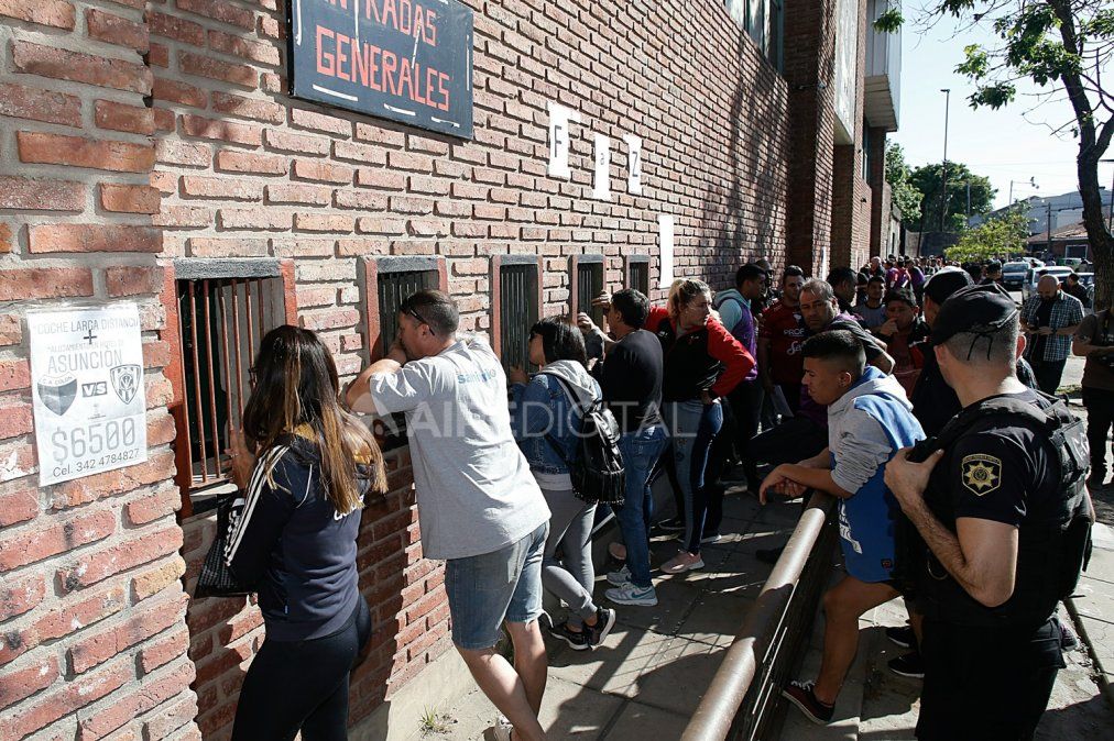 Con la ilusión de ganar la Copa Sudamericana, los hinchas de Colón se preparan para viajar a Paraguay