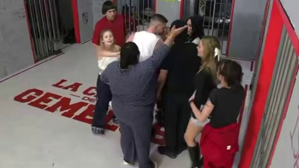 La producción del reality español cortó la transmisión cuando la correntina le pegó dos piñas al cantante.