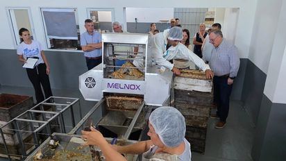 El senador Felipe Michlig visitó la nueva sala de extracción de miel de la Cooperativa de Apicultores de Ambrosetti