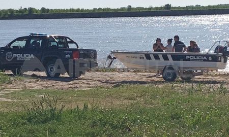 El joven pescador es buscado desde el sábado por la tarde, cuando desapareció en el río Coronda mientras pescaba. El joven pescador es buscado desde el sábado por la tarde, cuando desapareció en el río Coronda mientras pescaba.