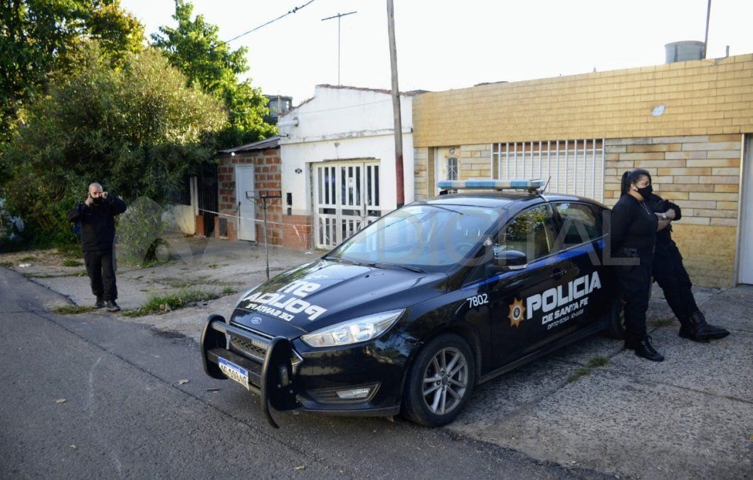 Personal del gabinete científico de la Agencia de Investigación Criminal halló en el lugar dos cartuchos intactos calibre 9 mm sobre la terraza de la vivienda