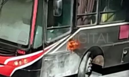 Se prendió fuego un colectivo de la Línea 2 Se prendió fuego un colectivo de la Línea 2