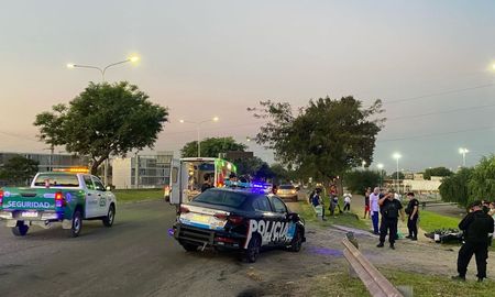 Un automóvil de la policía de Santa Fe colisionó con una moto en la Autopista y Gaboto. Un automóvil de la policía de Santa Fe colisionó con una moto en la Autopista y Gaboto.