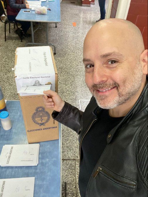 José María Muscari rompió el protocolo y votó sin barbijo.