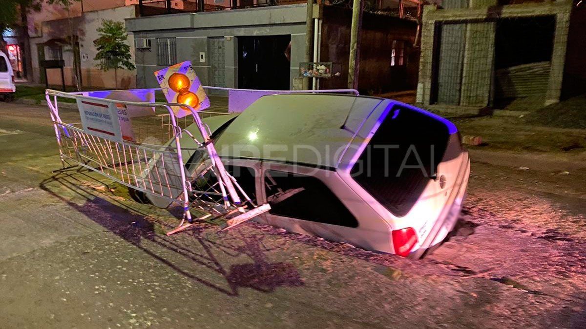 Un Volkswagen Gol cayó en un pozo señalizado por un corralito de Aguas Santafesinas.&nbsp;
