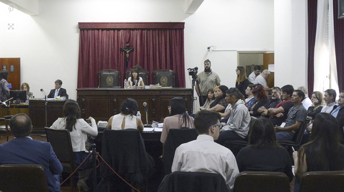 En el juicio por jurados, los ciudadanos eligen si una persona es culpable o no, pero no imponen el monto de la pena. En el juicio por jurados, los ciudadanos eligen si una persona es culpable o no, pero no imponen el monto de la pena.