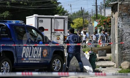 Dos hombres de 20 y 30 años respectivamente fueron asesinados hoy a balazos cuando se trasladaban a su trabajo en una moto Dos hombres de 20 y 30 años respectivamente fueron asesinados hoy a balazos cuando se trasladaban a su trabajo en una moto