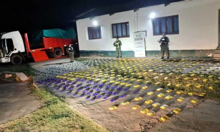 La droga estaba en un doble fondo y el chofer fue detenido. La droga estaba en un doble fondo y el chofer fue detenido.