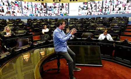El presidente de la cámara baja, Sergio Massa, junto a los diputados Cristian Ritondo, Miguel Bazze, Cecilia Moreau y Cristina Álvarez Rodríguez durante una recorrida por el recinto que se adaptó con la tecnología necesaria para poder comenzar a sesionar de forma telemática a partir de esta semana. El presidente de la cámara baja, Sergio Massa, junto a los diputados Cristian Ritondo, Miguel Bazze, Cecilia Moreau y Cristina Álvarez Rodríguez durante una recorrida por el recinto que se adaptó con la tecnología necesaria para poder comenzar a sesionar de forma telemática a partir de esta semana.