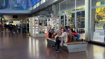 Vienen y van: gran movimiento turístico en la Terminal de Ómnibus por Semana Santa
