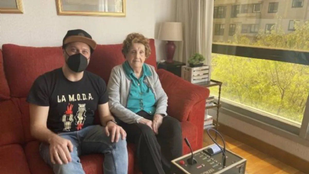 Manuel Lucio y su abuela.