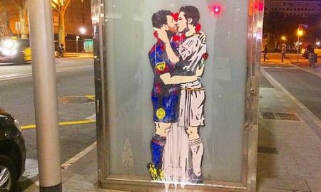 el beso entre messi y cristiano que sorprendio a barcelona