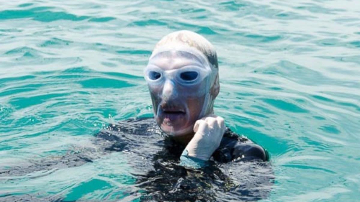 Nyad nadó en el quinto intento sin una jaula para tiburones pero protegida de las picaduras de las medusas por una máscara de silicona que cubría su cabeza y rostro. Por su particular diseño, la misma le hizo tragar mucha agua salada, lo que la hizo vomitar varias veces. Nyad nadó en el quinto intento sin una jaula para tiburones pero protegida de las picaduras de las medusas por una máscara de silicona que cubría su cabeza y rostro. Por su particular diseño, la misma le hizo tragar mucha agua salada, lo que la hizo vomitar varias veces.