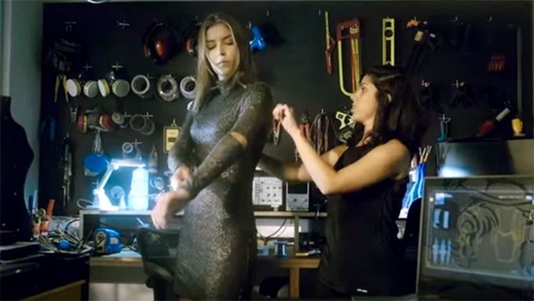 El vestido contra el acoso que mide cuántas veces tocan a una mujer