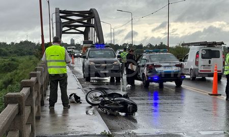 El motociclista había perdido el control de su vehículo e impactado contra un auto, en el Puente Carretero. El motociclista había perdido el control de su vehículo e impactado contra un auto, en el Puente Carretero.