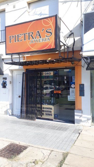 Pietra’s: dos ladrones con casco y armados, robaron 200.000 pesos en joyas