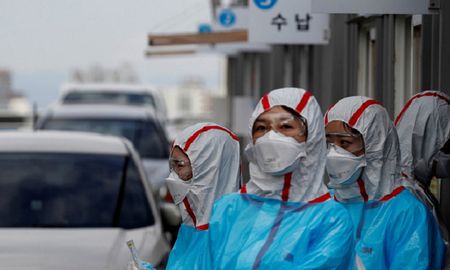 Personal médico en un centro de pruebas de covid-19 en la Universidad de Yeungnam en Daegu, Corea del Sur, el 3 de marzo de 2020.Kim Kyung-Hoon / Reuters Personal médico en un centro de pruebas de covid-19 en la Universidad de Yeungnam en Daegu, Corea del Sur, el 3 de marzo de 2020.Kim Kyung-Hoon / Reuters
