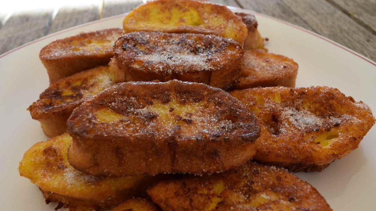 Las torrijas son un postre conocido en España por su textura y sabor delicioso. Las torrijas son un postre conocido en España por su textura y sabor delicioso. 