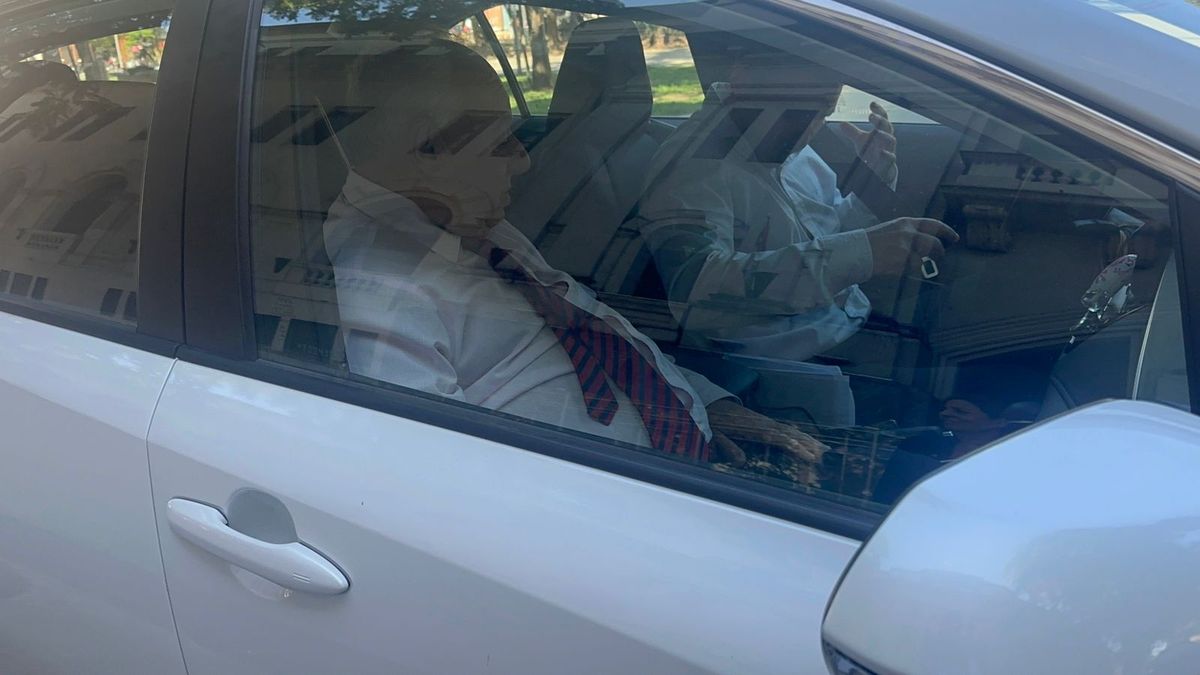 Rafael Gutiérrez se retiró en auto, tras hablar unos minutos en exclusiva con el móvil de AIRE, único medio en el lugar. Rafael Gutiérrez se retiró en auto, tras hablar unos minutos en exclusiva con el móvil de AIRE, único medio en el lugar.