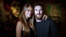 Otra manito indiscreta de Messi sobre Antonela Roccuzzo Otra manito indiscreta de Messi sobre Antonela Roccuzzo