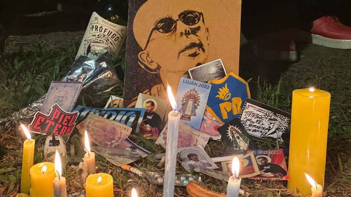 Fanáticos de distintas generaciones se reunieron para rendir homenaje al Indio Solari. Fanáticos de distintas generaciones se reunieron para rendir homenaje al Indio Solari.