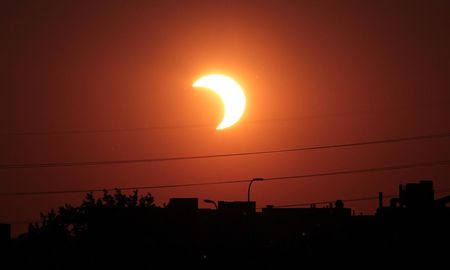 Un eclipse solar parcial ocurre cuando la Luna oscurece solo una parte del Sol de la vista de la Tierra. Un eclipse solar parcial ocurre cuando la Luna oscurece solo una parte del Sol de la vista de la Tierra.