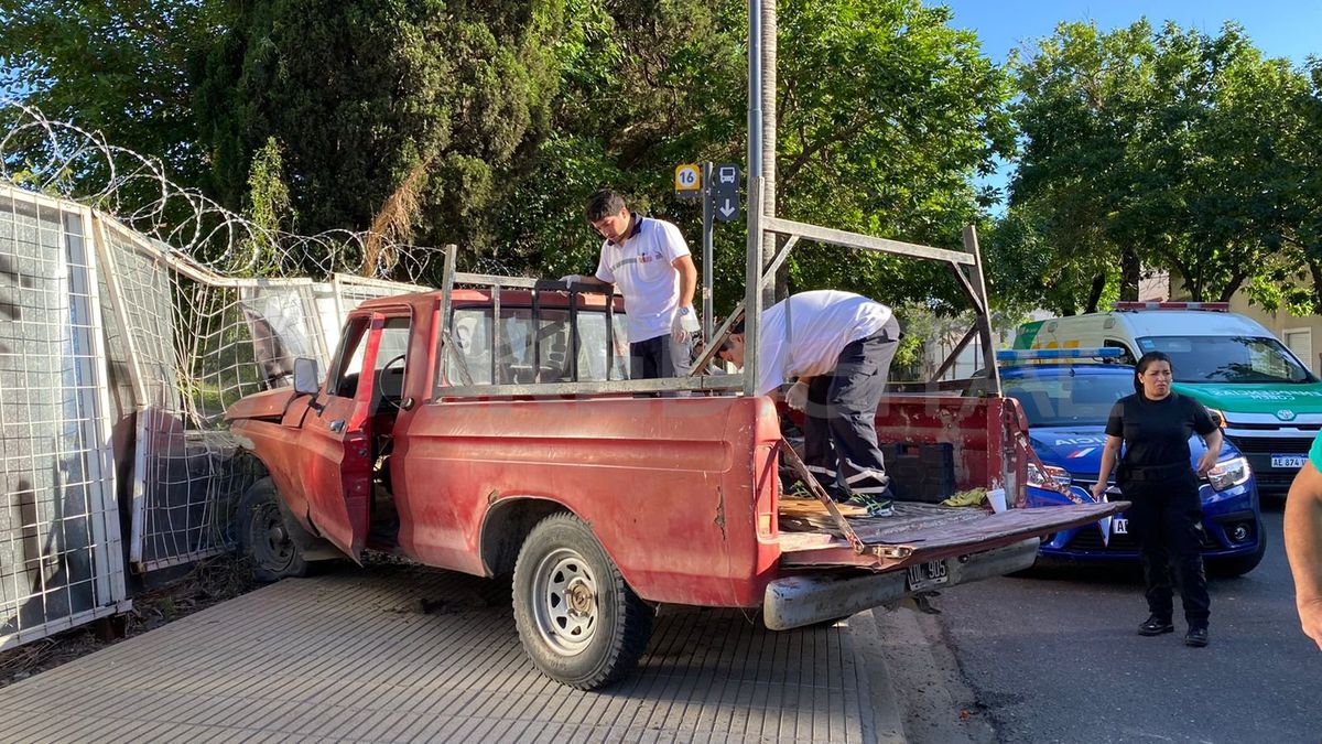 Le fallaron los frenos en Bulevar Gálvez e impactó contra un muro: tres personas heridas.
