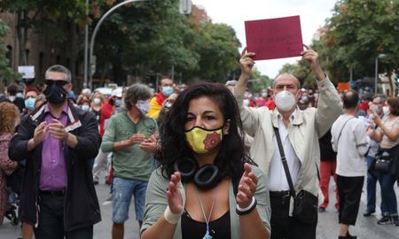 A pocas horas de que entren en vigor las restricciones a la movilidad miles de madrileños realizaron este domingo una docena de movilizaciones contra las medidas ineficaces y discriminatorias. A pocas horas de que entren en vigor las restricciones a la movilidad miles de madrileños realizaron este domingo una docena de movilizaciones contra las medidas ineficaces y discriminatorias.