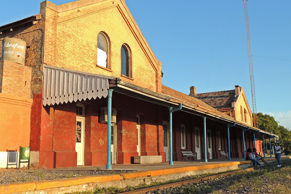 Sunchales fue emplazada junto a las vías del ferrocarril y actualmente se la reconoce como una de las localidades por su agroindustria.