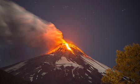 El volcán Villarrica vomita fuego y humo desde hace una semana e incrementó la actividad en las Navidades. El volcán Villarrica vomita fuego y humo desde hace una semana e incrementó la actividad en las Navidades.