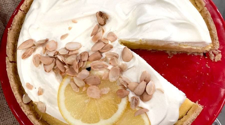 Tarta de crema de limón y almendras en masa de limón