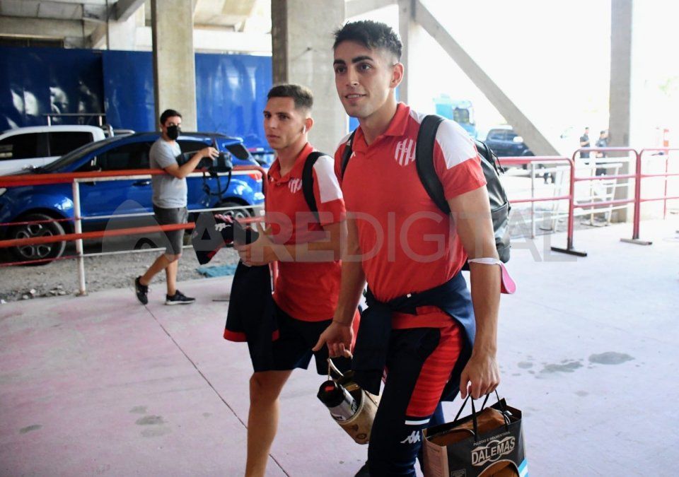 Por informaciones provenientes del cuerpo técnico celeste, Santiago Mele pelea por un cupo en Qatar 2022 con Sebastián Sosa, arquero de Independiente. Fernando Muslera y Sergio Rochet son los dos que están asegurados para formar parte de la lista definitiva de convocados.