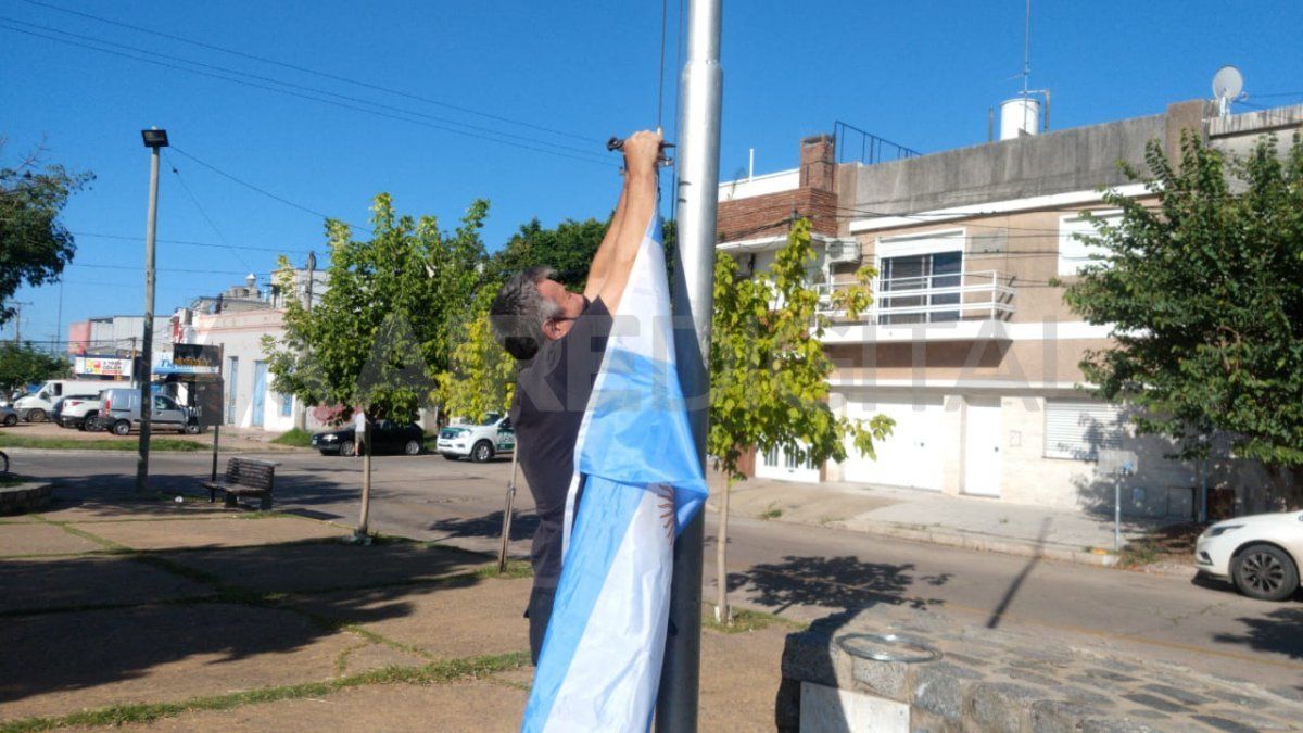 Es la cuarta bandera que los vecinos donan y colocan en la plaza Vucetich.