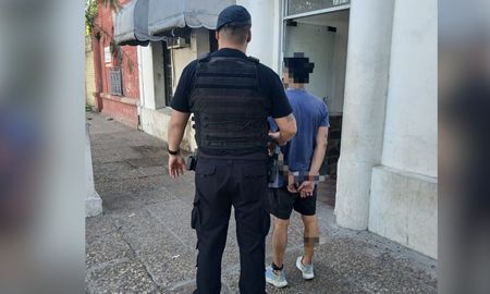 Un hombre de 39 años fue aprehendido este lunes por la mañana en el norte de la ciudad de Santa Fe luego de sustraer la camioneta de sus propios padres. Un hombre de 39 años fue aprehendido este lunes por la mañana en el norte de la ciudad de Santa Fe luego de sustraer la camioneta de sus propios padres.